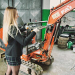 Autofficina Delmar - Val di Non - Ruspa - Modella Autofficina Delmar - Val di Non - Ruspa - Modella